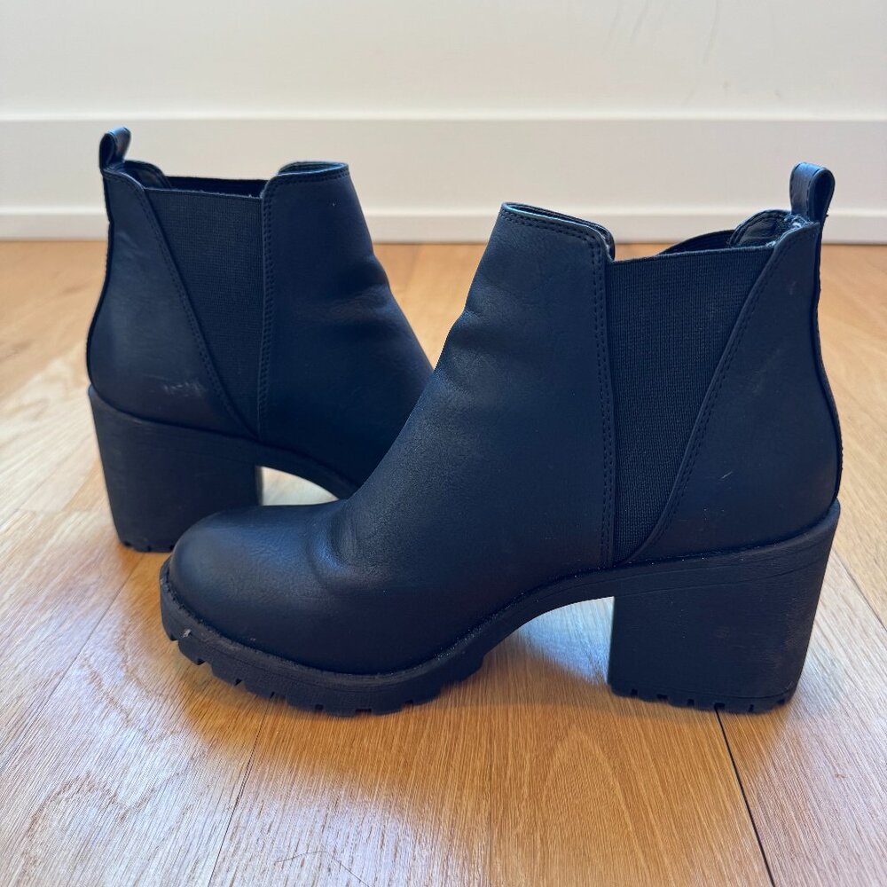 Women's Dirty Laundry Lido Lugged Chelsea Boots - Black - Size 7.5/38